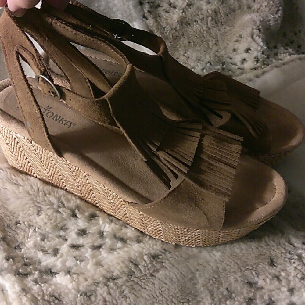 MINNETONKA SUEDE FRINGE WEDGES
